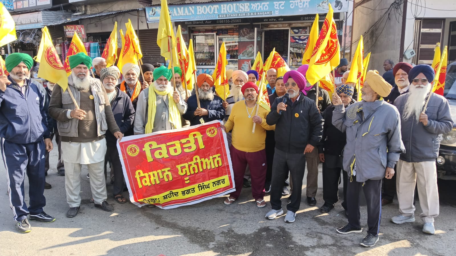 किसान संगठनों ने कृषि कानूनों के मसौदे जलाए।